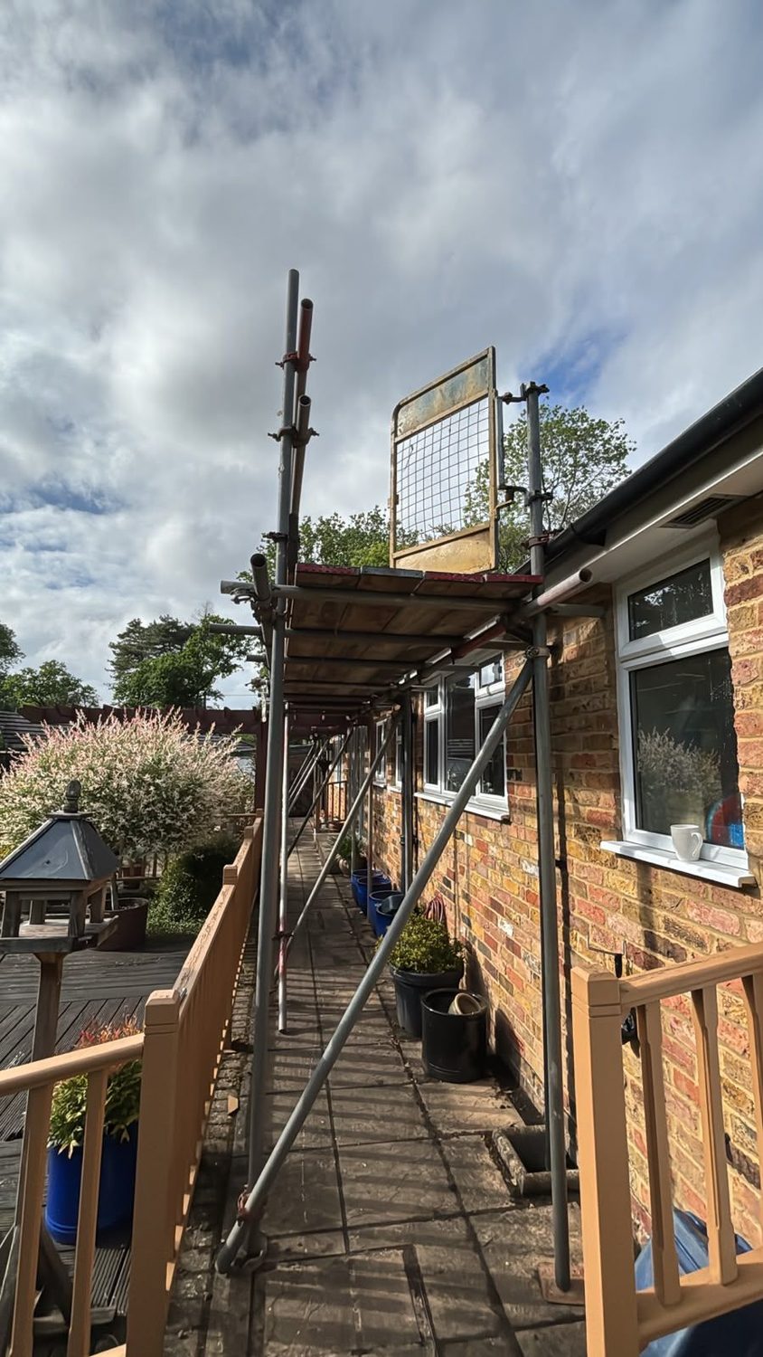 Side-access scaffold platform on a bungalow