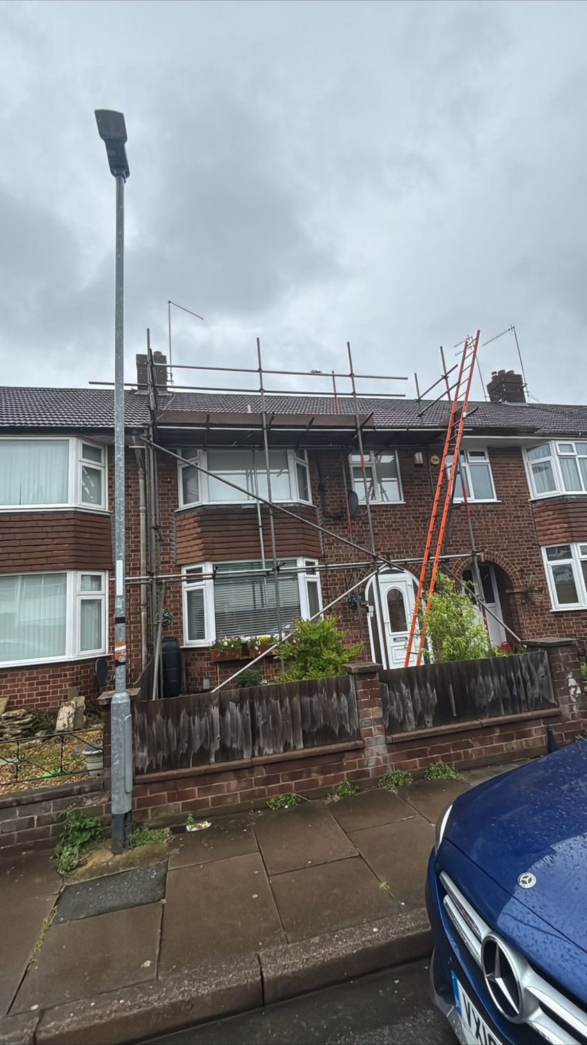 Terrace frontage scaffold with bay windows